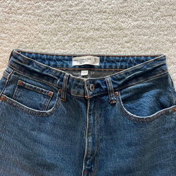 Abercrombie & Fitch- 90s Relaxed Jean High Rise - Picture 3 of 4